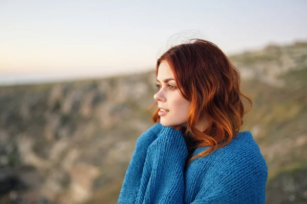 女性屋外風景山新鮮な空気青再生 — ストック写真
