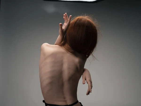Γυμνή γυναίκα αγγίζει τον εαυτό της με τα χέρια σε ένα ελαφρύ φόντο μοντέλο περικοπεί άποψη — Φωτογραφία Αρχείου