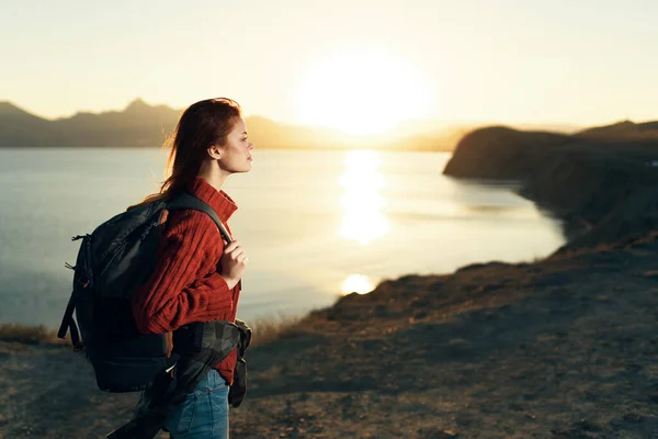 Жінка туристка з рюкзаком ландшафтний захід сонця подорожі — стокове фото