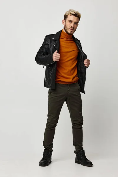 Hombre chaqueta de cuero rubio pantalones suéteres estilo de moda —  Fotos de Stock