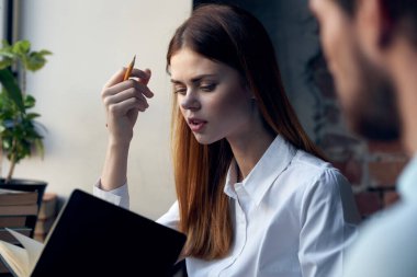 İş arkadaşları ofisi profesyonel iletişim yaşam tarzını finanse ediyor