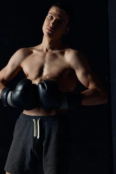 Chlap s boxerskými rukavicemi napumpované trup kulturista fitness sportovec — Stock fotografie
