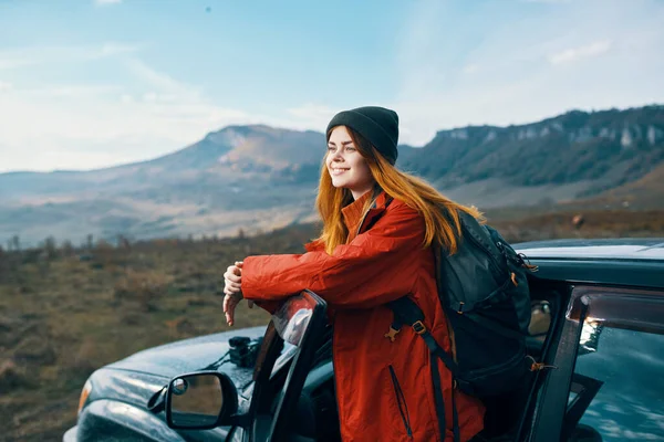 Жінка пішки в горах природа пейзажна модель туристичний рюкзак автомобіль — стокове фото