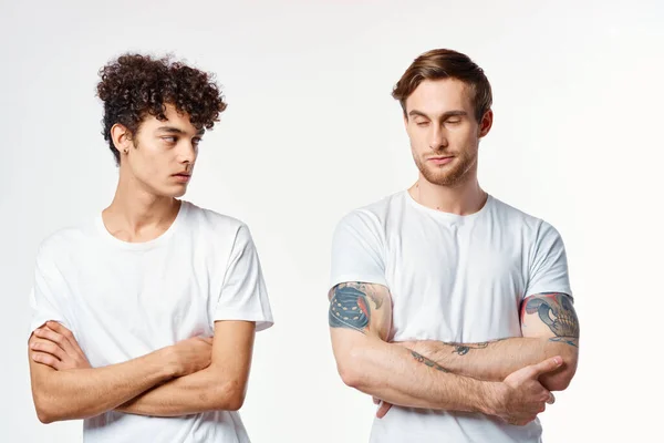 Δύο άντρες με λευκά μπλουζάκια στέκονται πλάι πλάι-πλάι κουρεμένοι με θέα τη φιλία του στούντιο — Φωτογραφία Αρχείου
