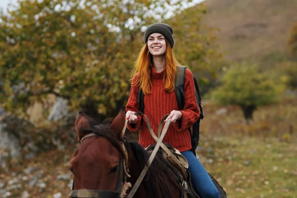 Mulher alegre turista montando um cavalo natureza diversão aventura — Fotografia de Stock