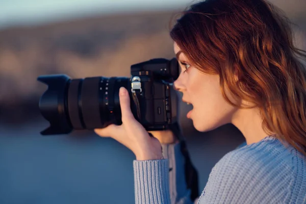 Kobieta turysta natura fotograf podróże profesjonalny charakter — Zdjęcie stockowe