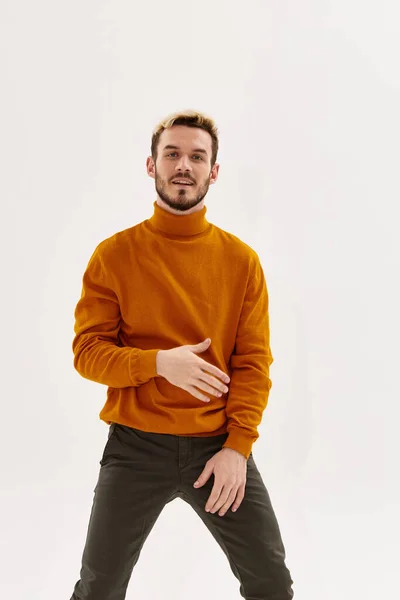 Mann mit trendiger Frisur posiert im braunen Pullover im Herbst-Stil — Stockfoto