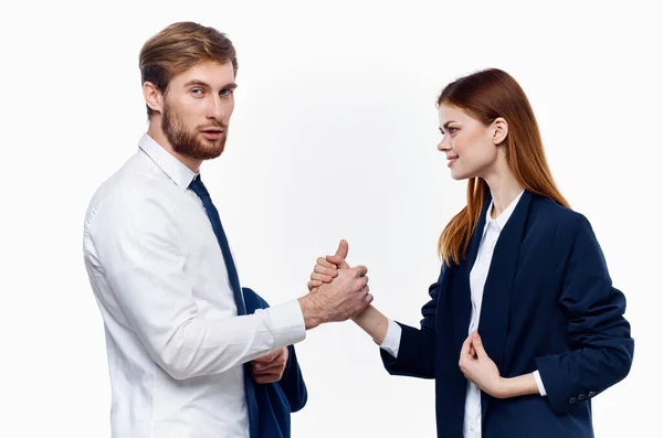 Hombre y mujer en trajes están tomados de la mano de colegas de trabajo de cerca — Foto de Stock