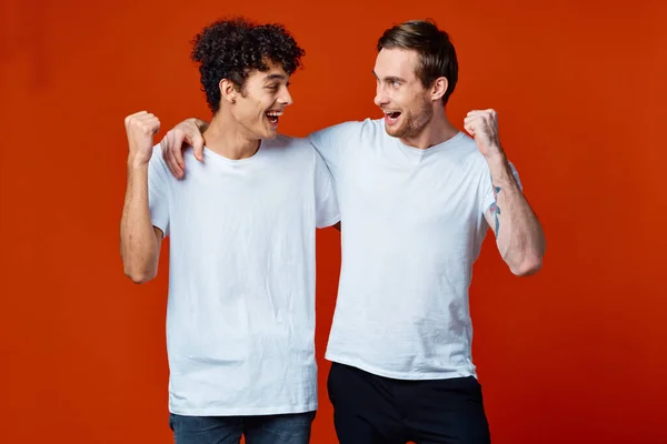 Dos amigos alegres en la comunicación de camisetas blancas — Foto de Stock
