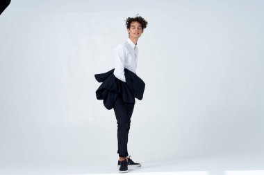 Takım elbiseli adam moda özgüven işi yapıyor.