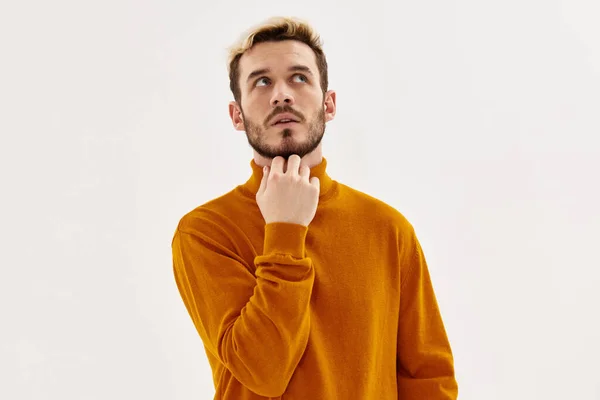 Hombre cogido de la mano cerca de cara emociones moda mens ropa — Foto de Stock