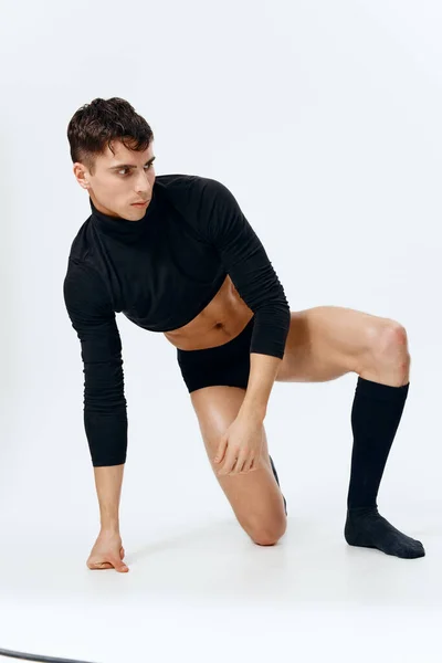Man in korte t-shirt slipje en sokken opgepompt romp striptease model — Stockfoto
