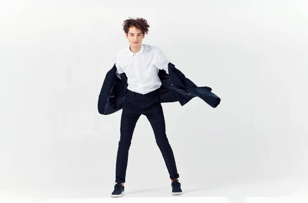 Man in pak moderne stijl poseren mode licht achtergrond — Stockfoto
