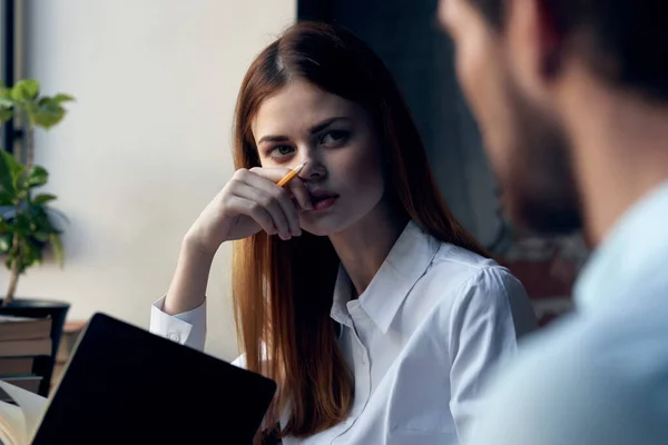 Una mujer al lado de un hombre trabajo colega comunicación diversión — Foto de Stock