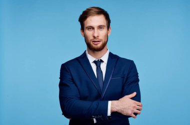 Takım elbiseli adam finansal başarı duyguları yöneticisi