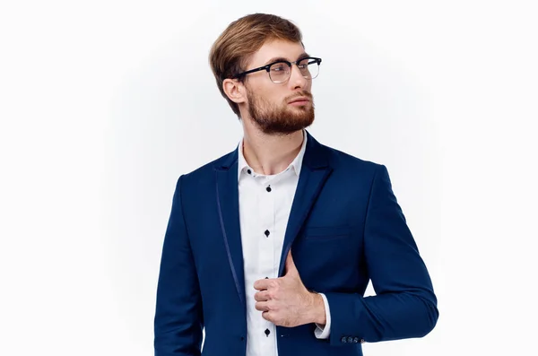 Homem bonito de negócios com óculos e camisa branca casaco azul — Fotografia de Stock