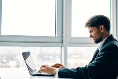 İş adamı defterleri pencere kenarındaki ofiste.