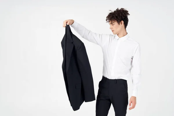 Бизнесмен в костюме кудрявый пиджак модная студия — стоковое фото
