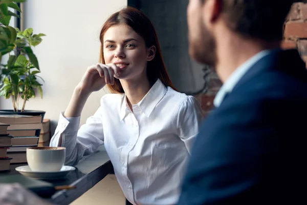 Uomini e donne d'affari comunicazione divertimento colazione ricreazione professionale — Foto Stock