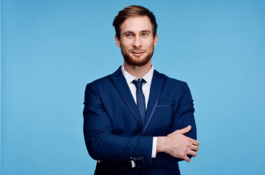 Takım elbiseli adam finansal başarı duyguları yöneticisi