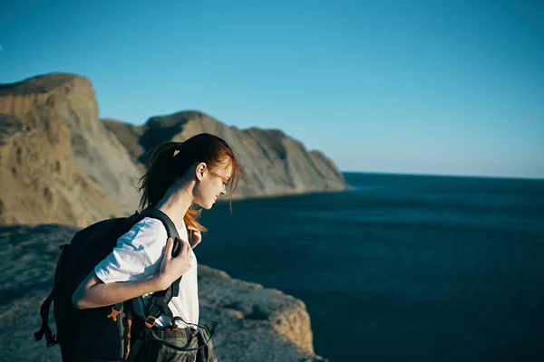 Мандрівник біля моря в природі з рюкзаком — стокове фото