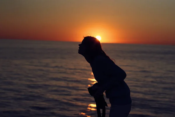 Mulher fotógrafa perto do mar ao pôr do sol paisagem macrofotografia — Fotografia de Stock