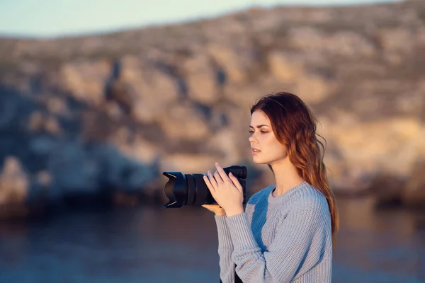Kvinna turist med kamera på natur steniga berg resor proffs — Stockfoto