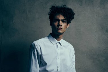 Gömlekli, kıvırcık saçlı modern stil stüdyo müdürü.