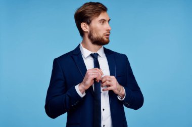 Takım elbiseli adam kravatını düzeltir kendine güvenen moda işadamı