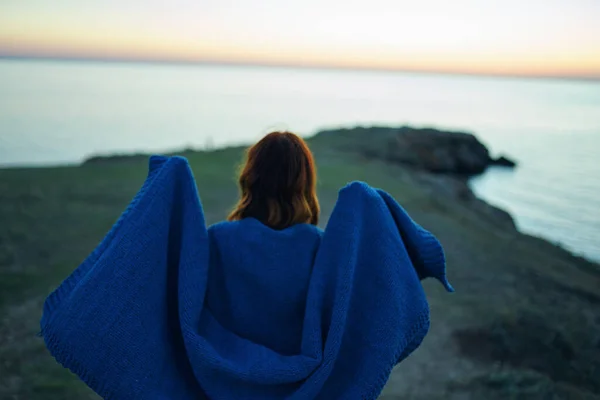Dağlarda Mavi Battaniyeli Bir Kadın — Stok fotoğraf