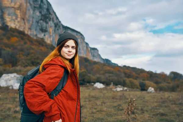 Mujer Viaja Las Montañas Con Una Mochila Espalda — Foto de Stock