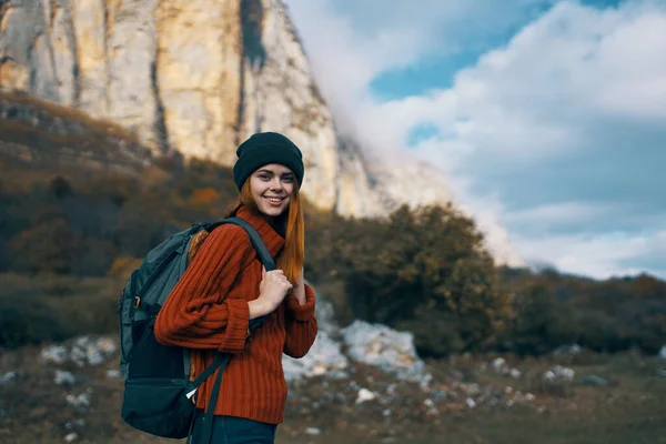 Весела Жінка Туристів Горах — стокове фото