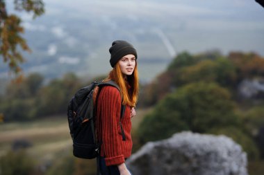 Sırt çantalı bir kadın yürüyüşçü. Yüksek kalite fotoğraf