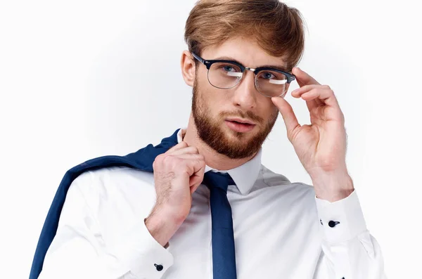 Porträt eines hübschen blonden Mannes in klassischem Anzug und Brille im Gesicht, Jacke auf der Schulter — Stockfoto