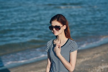 Plajda gözlüklü kadın 