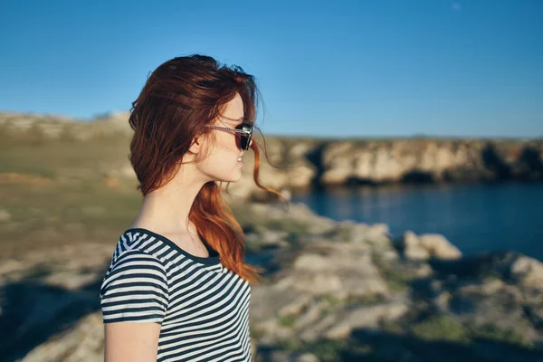 Modello Donna Viaggio Shirt Occhiali Vicino Fiume Montagna Foto Alta — Foto Stock