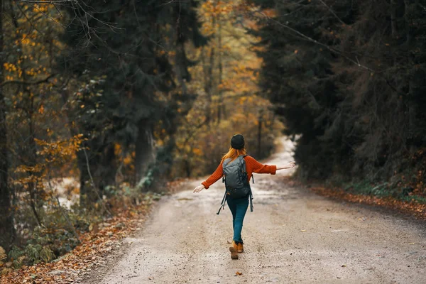 Donna Con Uno Zaino Cammina Lungo Strada Nella Foresta Autunnale — Foto Stock