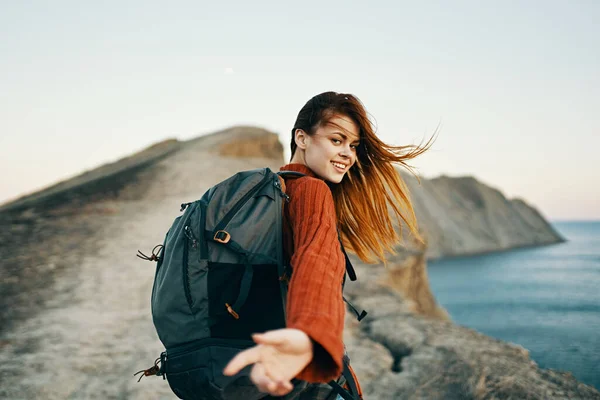 Frau Besteigt Berge Meer Mit Rucksack Auf Dem Rücken — Stockfoto