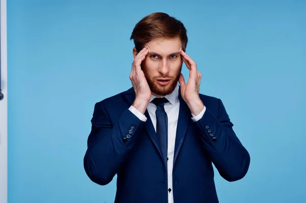 Geschäftsmann im Anzug hält Hand auf Kopf abgeschnitten Ansicht blauer Hintergrund Manager — Stockfoto