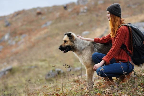 Turista Mulher Com Mochila Com Cão Natureza Viajando — Fotografia de Stock