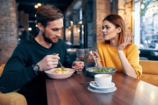Alegre joven pareja en un restaurante teniendo un snack resto estilo de vida —  Fotos de Stock