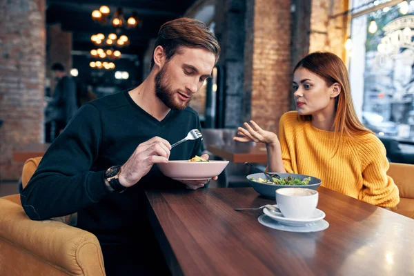 Małżeństwo w restauracji romantyczna kolacja komunikacji — Zdjęcie stockowe