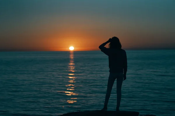 Silhueta feminina gestual com mãos pôr do sol modelo do mar — Fotografia de Stock