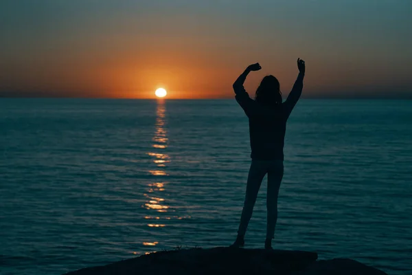 Weibliche Silhouette gestikuliert mit Händen Sonnenuntergang Meer Modell — Stockfoto