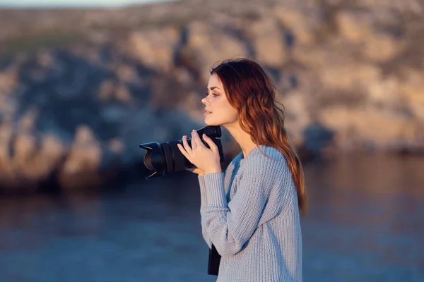 Woman photographer outdoors landscape travel vacation model — Stock Photo, Image