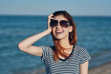  Deniz kenarında güneş gözlüklü bir kadın. Yüksek kalite fotoğraf