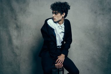 Takım elbiseli tuhaf adam. Kendine güvenen modern tarz.