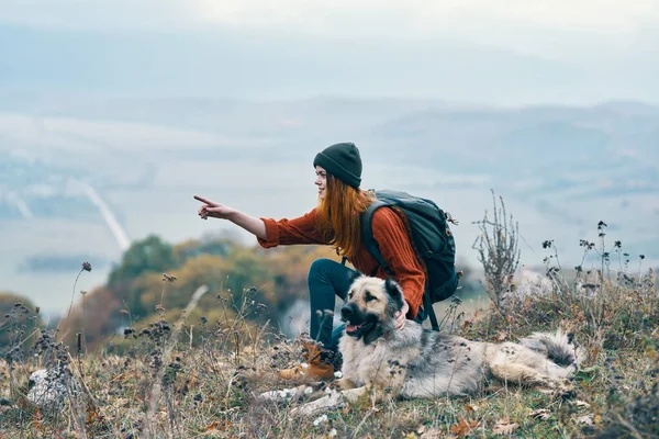 Жінка турист природа гори подорожі свобода дружба — стокове фото