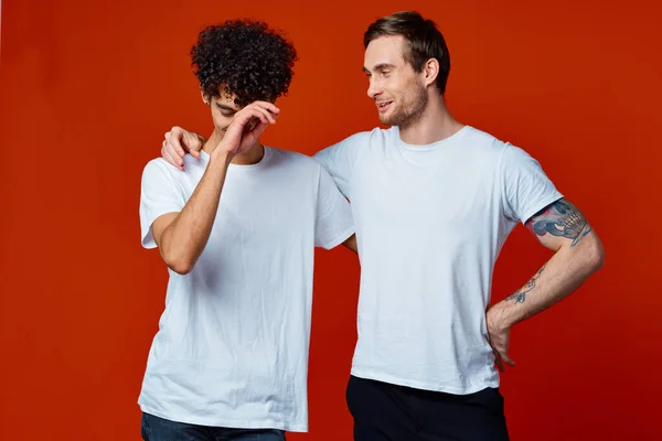 Zwei gut gelaunte Männer auf T-Shirts kommunizieren Freundschaft — Stockfoto