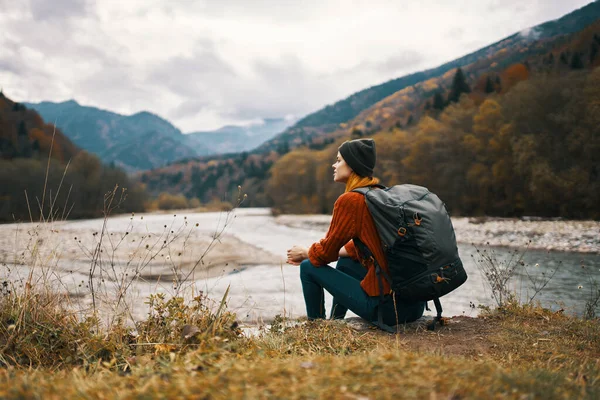 Femme Avec Sac Dos Près Des Montagnes Rivière Photo Haute — Photo